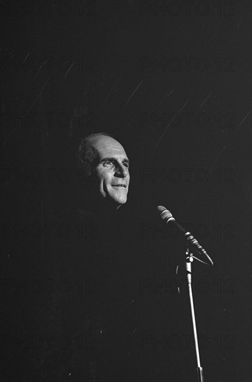 Grand Gala du Disque in the Concertgebouw in Amsterdam  Performance by the French singer Léo Ferré Date: 2 October 1966 Location: Amsterdam, Noord-Holland Keywords: chansonniers, music, singers Personal name: Ferré, Léo