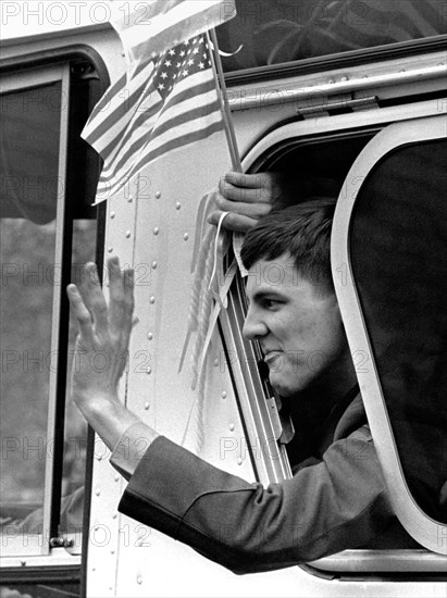 A former American hostage held by Iran waves from a buses during a welcome home parade along Pennsylvania Avenue January 27, 1981 in Washington, DC. Fifty-two Americans were held hostage for 444 days after a group of Iranian students supporting the Iranian Revolution took over the US Embassy in Tehran.