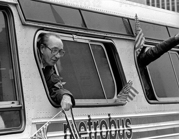 A former American hostage held by Iran waves from a buses during a welcome home parade along Pennsylvania Avenue January 27, 1981 in Washington, DC. Fifty-two Americans were held hostage for 444 days after a group of Iranian students supporting the Iranian Revolution took over the US Embassy in Tehran.