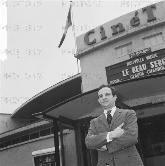 French director Francois Truffaut for cinema Cinétol, where his film plays [Le Peau Douce?] during Nouvelle Vague festival. [on billboard film by Claude Chabrol Le Beau Serge] Date: March 15, 1965 Location: Amsterdam, Noord-Holland Keywords: cinemas, films, portraits, directors Personal name: Cinetol, Truffaut, François