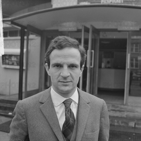 French director Francois Truffaut for cinema Cinétol, where his film plays [Le Peau Douce?] during Nouvelle Vague festival Date: 15 March 1965 Location: Amsterdam, Noord-Holland Keywords: cinemas, films, portraits, directors Personal name: Cinetol, Truffaut, François