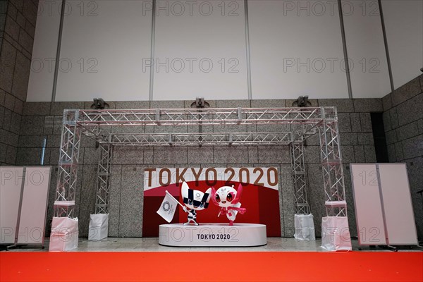 Tokyo, JPN. 14th Apr, 2021. The unveiled statues of Miraitowa, center, and Someity, officials mascots for the Tokyo 2020 Olympics and Paralympics, are seen to mark 100 days before the start of the Olympic Games Tokyo 2020 is unveiled at the Tokyo Metropolitan Government building Wednesday, April 14, 2021, in Tokyo. Credit: POOL/ZUMA Wire/Alamy Live News