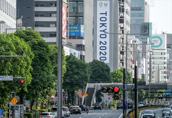 Tokyo, Japan. 09th May, 2021. Tokyo 2020 banner seen on a building facade close to the New National Stadium as protesters gather ahead of the demonstration against the Tokyo Olympics. With less than 3 months remaining until the opening of the Tokyo 2020 Olympics concern continues to linger in Japan over the feasibility of hosting such a huge event during the ongoing COVID-19 pandemic. Credit: SOPA Images Limited/Alamy Live News