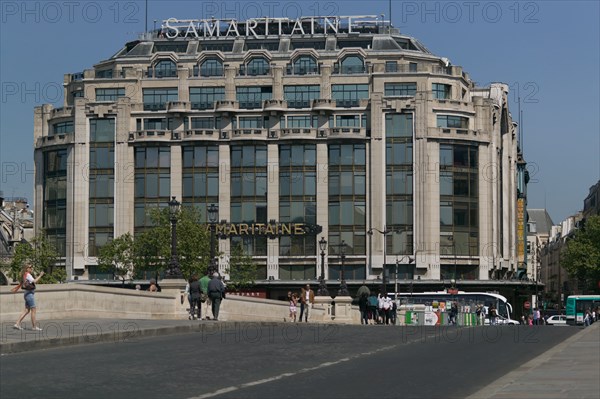 Pont Neuf (New Bridge) bridging the Seine river and the Samaritaine department store, Paris France