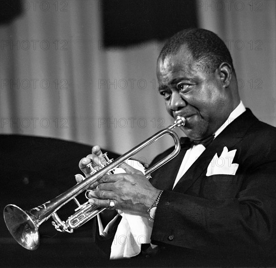 Louis Armstrong, jazz singer, trumpet player, popular, African - American