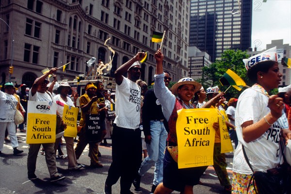 Union workers protest to end apartheid in South Africa on May 21, 1991. (© Frances M. Roberts)