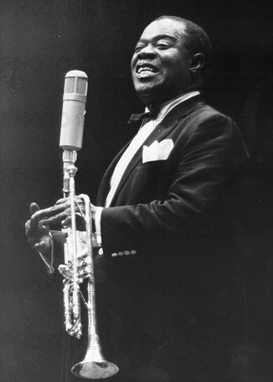 Louis Armstrong talking at a performance