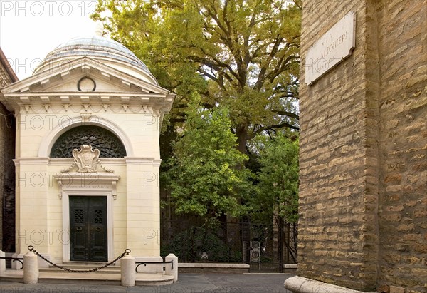 Image of the Sepolcro Dante in Ravenna, Emilia-Romagna, Italy. The Thomb of Dante Alighieri was build by Camillo Morigia in 1780.

Das Sepolcro Dante