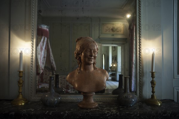 Nohant-Vic, the castle of George Sand (Le château de George Sand). Interior. A sleeping room. Bust of a woman