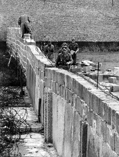 BERLIN - 20TH ANNIVERSARY OF THE FALL OF THE WALL OF BERLIN - THE CONSTRUCTION OF THE WALL IN 1961 (Alliance/IPA/Fotogramma, BERLIN - 2009-08-23) ps the photo can be used respecting the context in which it was taken, and without defamatory intent of the decorum of the persons represented Editorial Usage Only