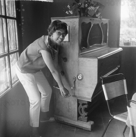 Josephine Baker in Castle Les Milandes J. B. at pianola Date: June 26, 1961 Location: France Keywords: PIANOLAS, castles Personal name: Baker, Josephine