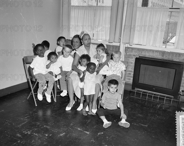 Josephine Baker with her 10 children visits Rotterdam Date: 8 August 1959