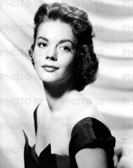 1955 ca.  : The movie actress NATALIE WOOD  ( 1938 - 1981 ), pubblicity still Warner Bros  - CINEMA - attrice cinematografica - portrait - ritratto   - orecchino - orecchini -  earring - earrings - clips - jewel - jewels - jewellery - gioiello - gioielli - bijoux - spalla - spalle - shoulder - shoulders   - neckopening - neckline - scollatura - decolleté - sex-symbol - sex symbol - sexsymbol  - smile - sorriso  ----  Archivio GBB