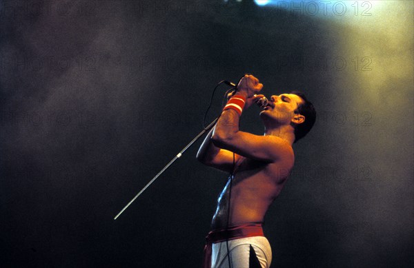 UK THE LATE FREDDY MERCURY OF QUEEN DURING A 1986 WEMBLEY CONCERT LONDON