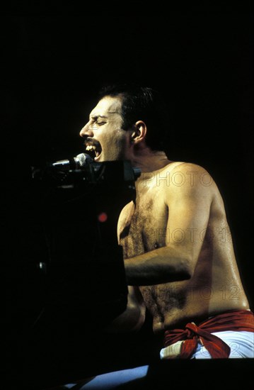 UK THE LATE FREDDY MERCURY OF QUEEN DURING A 1986 WEMBLEY CONCERT LONDON