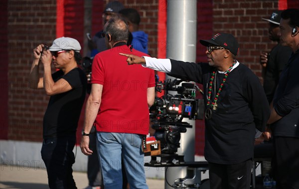 Chicago, USA. 07th July, 2015. "Chi-raq" director of photography Matty Libatique, left, and Spike Lee, right, direct a scene before filming on 63rd Street in Chicago on Tuesday, July 7, 2015. © Abel Uribe/Chicago Tribune/TNS/Alamy Live News