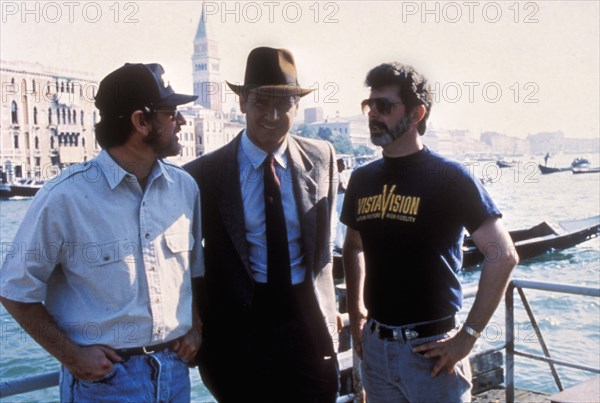 Film still or Publicity still from "Indiana Jones and the Last Crusade" Steven Spielberg, Harrison Ford and George Lucas © 1989 Lucasfilm All Rights Reserved   File Reference # 31623097THA  For Editorial Use Only