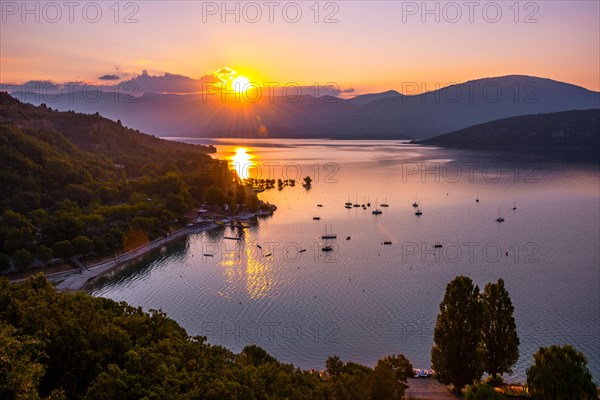 sunrise over the Lake of Sainte-Croix, Provence, France, department Alpes-de-Haute-Provence, region Provence-Alpes-Côte d’Azur