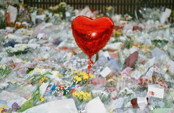 Floral Tributes for Princess Diana following her death on 31.08.97, Buckingham Palace, London. UK