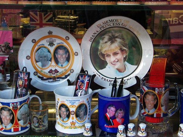 COMMEMORATIVE PLATES ON SALE AT A SHOP IN WINDSOR 09 04 05 PIC BY JOHN ROBERTSON