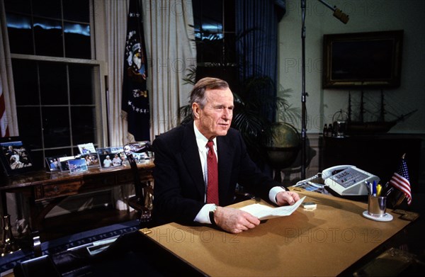 Washington, District of Columbia, USA. 25th Dec, 1991. United States President George H.W. Bush poses for photographers after delivering an address to the nation from the Oval Office of the White House in Washington, DC on Christmas Day, December 25, 1991 announcing the resignation of President Mikhail Gorbachev as President of the Union of Soviet Socialist Republics, marking the collapse of the Soviet Union and the end of the Cold War.Credit: Arnie Sachs /CNP Credit: Arnie Sachs/CNP/ZUMA Wire/Alamy Live News