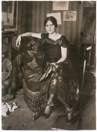 1134 Olga Khokhlova in Picasso's Montrouge studio, spring 1918