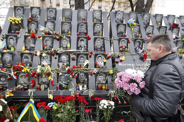 Kiev, Ukraine. 20th Feb, 2020. A man lays flowers to memorial in memory of the Heavenly Hundred, activists who were killed during anti-government protests of 2014, in Kiev, Ukraine, on 20 February 2020. Ukrainians mark the 6th anniversary of the Maidan revolution or Revolution of Dignity. Credit: Serg Glovny/ZUMA Wire/Alamy Live News