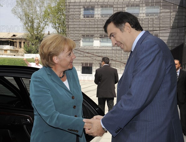Georgian President Michail Saakashvili (R) shakes hands with German Chancellor Angela Merkel in Tbilisi, Georgia, 17 August 2008. Merkel has taken on one of her most delicate diplomatic challenges to date by injecting herself into the centre of talks on resolving the military showdown between Russia and Georgia. Photo: Sandra Steins