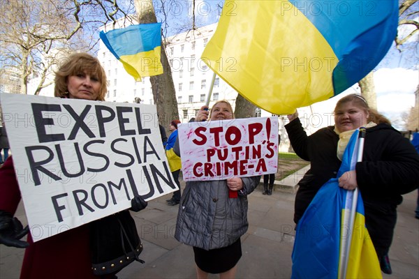 Westminster London , UK. 22nd March 2014. Ukranian protesters continue to hold a 24 hour shift protest outside Downing following the Military intervention and annextaion of Crimea by Russian forces, Credit:  amer ghazzal/Alamy Live News