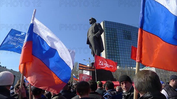 Donetsk, Ukraine. 22nd March 2014. Russia's annexation of Crimea, made official on Friday, has not ended agitation for closer ties to Russia in other parts of Ukraine. 5,000 people staged a rally in Donetsk, to advocate closer ties for the region with Russia, and not the European Union. Gathering beneath a statue of Vladimir Lenin, founder of Soviet Russia, with many carrying communist era flags, they chanted "Russia," "Referendum" and "Yanokovych," a reference to Ukrainian President Viktor Yanukovych, who fled the country last month. (Roy Gutman/MCT/Alamy Live News)