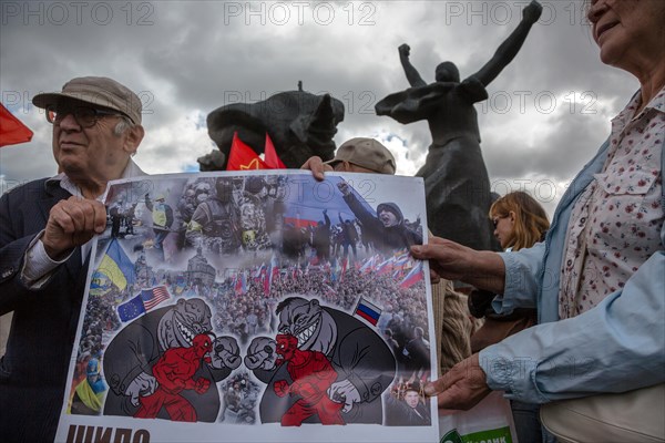 Moscow, Russia. 30th Aug, 2015. Activists hold a banner against the conflict in Ukraine during a rally against the exactions of the overhaul of apartment houses in Moscow, Russia Credit:  Nikolay Vinokurov/Alamy Live News