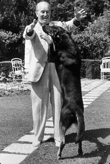 1962, Film Title: IN SEARCH OF THE CASTAWAYS, Director: ROBERT STEVENSON, Studio: DISNEY, Pictured: ANIMALS (WITH ACTORS), MAURICE CHEVALIER, DOG, PLAYING, CLOWNING. (Credit Image: SNAP)