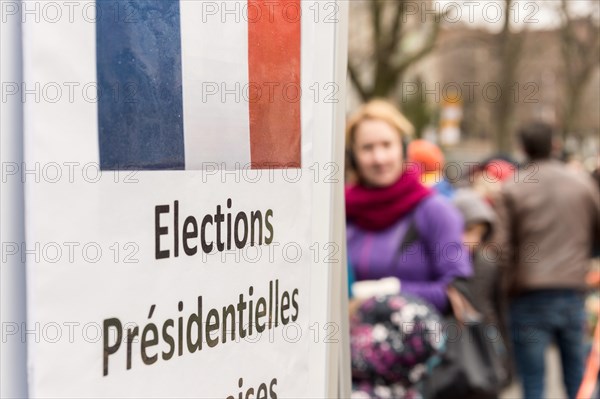 Montreal, CA - 22 April 2017: French nationals in Montreal are lining up at College Stanislas to cast their votes for the first round of the 2017 French presidential election. Credit: Marc Bruxelle/Alamy Live News