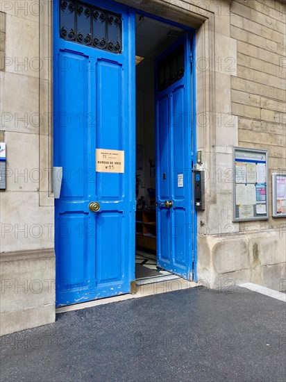 Paris, France. 23rd Apr, 2017. Outside the polling station at the École Maternelle Richard-Lenoir in the 11th Arrondissement. Credit: Cecile Marion/Alamy Live News