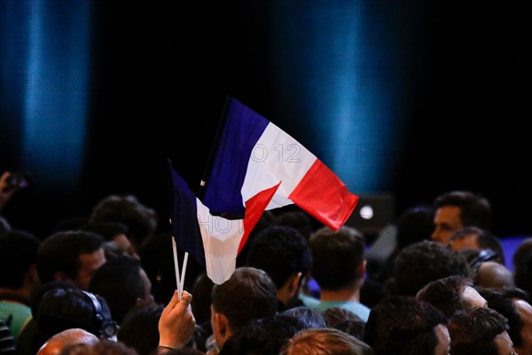 Paris, France. 23rd Apr, 2017. A Macron supporter waves a French flag while waiting for the polling stations to close. Supporters of Emmanuel Macron, the Presidential candidate from the social liberal political party En Marche! celebrate the exit polls, that see him in first place, ahead of Marine Le Pen from the Front National. Credit: Michael Debets/Pacific Press/Alamy Live News