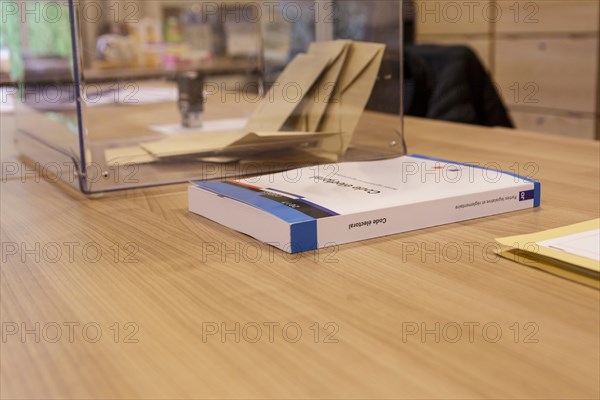 Saint Etienne de Chigny, France. 7th May, 2017. Voting gets underway for the next president of France in what is expected to be a bitter battle between Marine Le Pen and Emmanuel Macron in Saint Etienne de Chigny, France. Credit: Julian Elliott/Alamy Live News