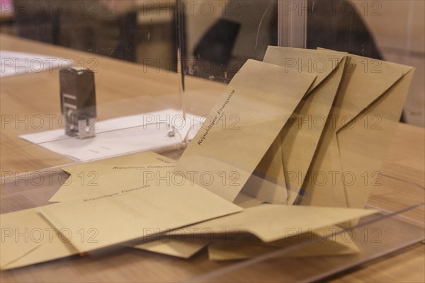 Saint Etienne de Chigny, France. 7th May, 2017. Voting gets underway for the next president of France in what is expected to be a bitter battle between Marine Le Pen and Emmanuel Macron in Saint Etienne de Chigny, France. Credit: Julian Elliott/Alamy Live News