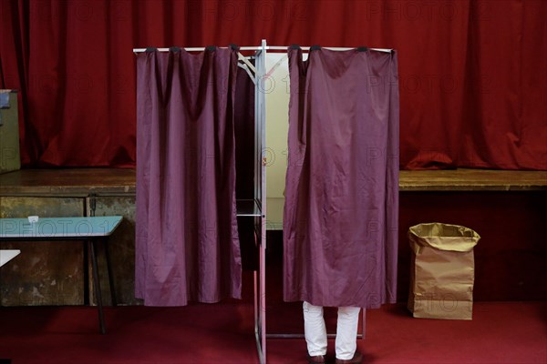 Paris, France. 07th May, 2017. A voter makes his decision inside the voting booth. Around 47 Million French people are called to the ballot boxes to elect the next President of France. The independent candidate Emmanuel Macron is expected to take the win over his rival Marine Le Pen from the right wing National Front. Credit: Michael Debets/Pacific Press/Alamy Live News