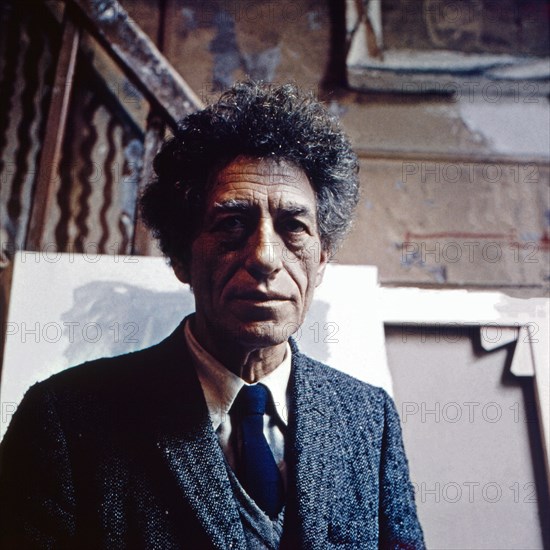 Alberto Giacometti, Schweizer Bildhauer, Maler und Grafiker, in seinem Atelier in Paris, Frankreich 1962. Swiss sculptor, painter and graphic artist Alberto Giacometti at his studio in Paris, France 1962.