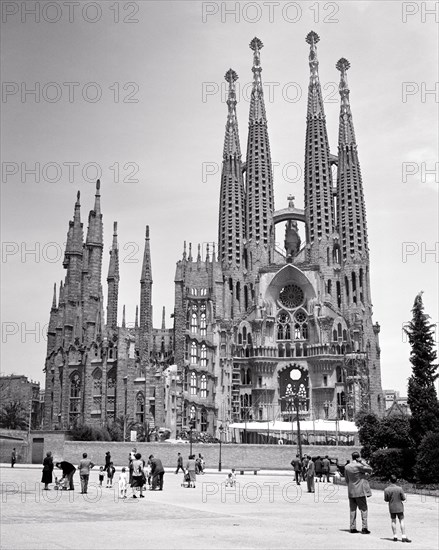 1950s THE GREAT UNFINISHED GOTHIC MODERNISME CATHEDRAL OF THE SAGRADA FAMILIA by ARCHITECT ANTONI GAUDI BARCELONA SPAIN - r3964 MAY001 HARS CREATIVITY FAITH SPIRITUAL UNIQUE BASILICA BELIEF BLACK AND WHITE GOTHIC ICONIC INSPIRATIONAL MONUMENTAL OLD FASHIONED SPIRES UNESCO WORLD HERITAGE SITE