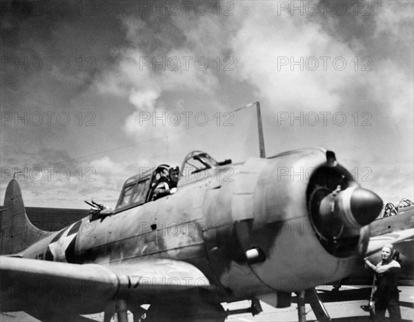 1942 , 4 june , USA : BATTLE OF MIDWAY  . U.S. Navy Ensign Leif Larsen and rear gunner Radioman John F. Gardener of scouting squadron VS-5 (temporarily redesignated VB-5) in their Douglas SBD-3 Dauntless aboard the aircraft carrier USS Yorktown (CV-5) during the Battle of Midway, in the late morning of 4 June 1942. This plane was not one of ten "VS"-5 planes launched on a scouting mission shortly before noon on 4 June. Another of the squadron's SBDs succeeded in locating the Japanese carrier Hiryu, the only Japanese aircraft carrier of the Midway striking force that was still operational. The