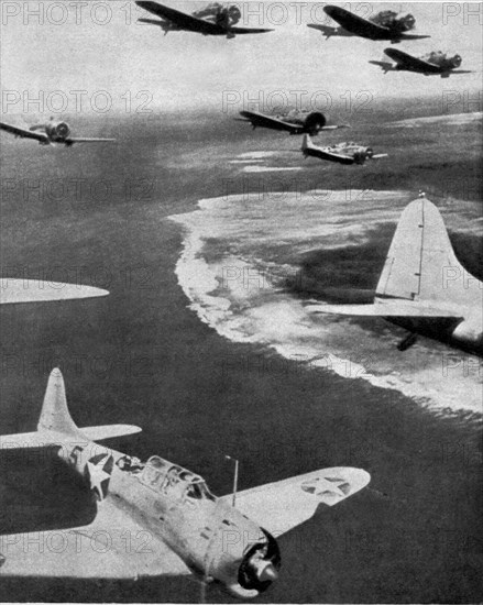 1942 , 4 june , USA : BATTLE OF MIDWAY  .  Aeroplani USA in volo su Midway -  WORLD WAR II - WWII - SECONDA GUERRA MONDIALE - foto storiche  storica - HISTORY PHOTOS   - Stati Uniti d' America - bombardamento - nave - Marina - Navy - mare - sea - attacco aereo - USA - GIAPPONE - GUERRA DEL PACIFICO - OCEANO - OCEAN PACIFIC - BATTAGLIA - BATTLE - aeroplano - Islands - Midway Atoll   - The Battle of Midway - HAWAY - AVIAZIONE ---- ARCHIVIO GBB