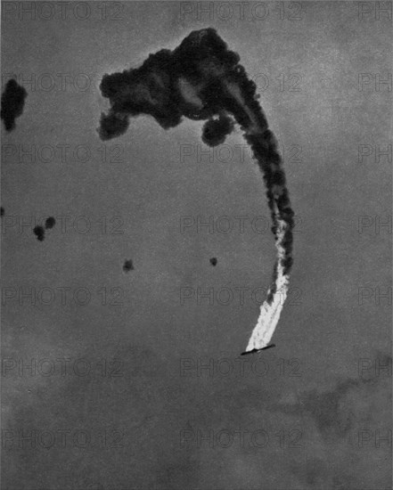 1942 , 4 june , USA : BATTLE OF MIDWAY . Un aereo bombardiere giapponese precipita in fiamme  -  WORLD WAR II - WWII - SECONDA GUERRA MONDIALE - foto storiche  storica - HISTORY PHOTOS   - Stati Uniti d' America - bombardamento - nave - Marina - Navy - mare - sea - attacco aereo - USA - GIAPPONE - GUERRA DEL PACIFICO - OCEANO - OCEAN PACIFIC - BATTAGLIA - BATTLE - aeroplano - Islands - Midway Atoll   - The Battle of Midway - HAWAY - AVIAZIONE ---- ARCHIVIO GBB