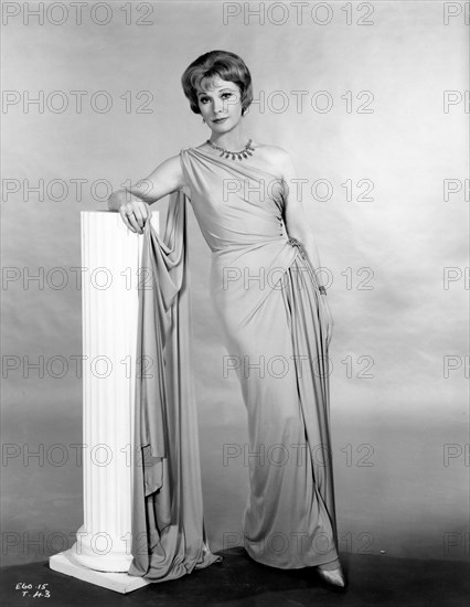 VIVIEN LEIGH Full Length Fashion Portrait for THE ROMAN SPRING OF MRS. STONE 1961 director JOSE QUINTERO novel TENNESSEE WILLIAMS screenplay Gavin Lambert Miss Leigh's costumes Pierre Balmain Louis De Rochemont Associates / Warner Bros.