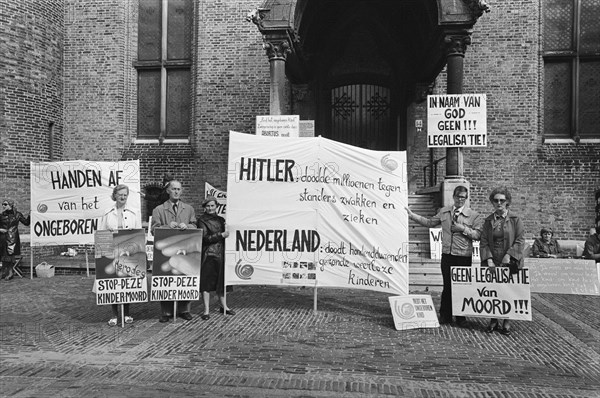 Demonstration against abortion at Binnenhof, September 23, 1976, abortions, demonstrations, The Netherlands, 20th century press agency photo, news to remember, documentary, historic photography 1945-1990, visual stories, human history of the Twentieth Century, capturing moments in time