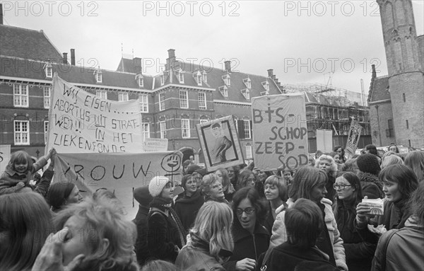 Abortion demonstration at Binnenhof, October 30, 1974, demonstrations, The Netherlands, 20th century press agency photo, news to remember, documentary, historic photography 1945-1990, visual stories, human history of the Twentieth Century, capturing moments in time