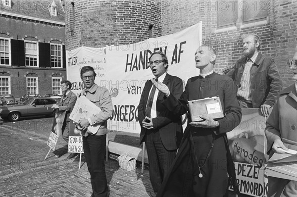 Father Koopmans and supporters demonstrate against abortion at Binnenhof, September 22, 1976, abortions, The Netherlands, 20th century press agency photo, news to remember, documentary, historic photography 1945-1990, visual stories, human history of the Twentieth Century, capturing moments in time