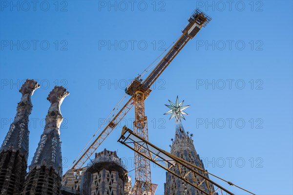 Barcelona, Catalonia, Spain. 2nd Dec, 2021. A new star of the Sagrada Familia is seen at the tower of the Virgin Mary.The new star of La Sagrada Familia at the tower of the Virgin Mary will become the second highest column of the Sagrada Familia, after that of Jesus Christ, who must still stand. The new star will be illuminated on the 8th of December, coinciding with the day of the Inmaculada. (Credit Image: © Thiago Prudencio/SOPA Images via ZUMA Press Wire)