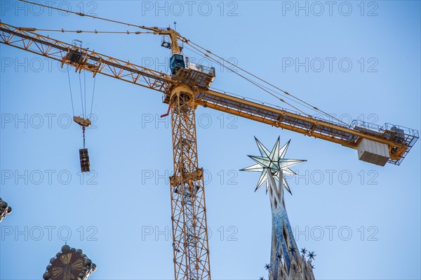 Barcelona, Catalonia, Spain. 2nd Dec, 2021. The new star of the Sagrada Familia in Barcelona is seen in the tower of the Virgen Maria.The new star of La Sagrada Familia in Barcelona in the tower of the Virgin Mary, which will be, after that of Jesus, who must still stand, the second highest column of the Sagrada Familia. The new star that will show illumination on the 8th of December, coinciding with the day of the Inmaculada. (Credit Image: © Thiago Prudencio/DAX via ZUMA Press Wire)