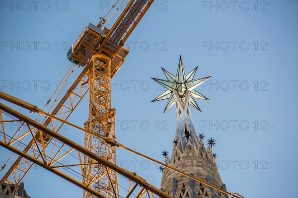 Barcelona, Catalonia, Spain. 2nd Dec, 2021. The new star of the Sagrada Familia in Barcelona is seen in the tower of the Virgen Maria.The new star of La Sagrada Familia in Barcelona in the tower of the Virgin Mary, which will be, after that of Jesus, who must still stand, the second highest column of the Sagrada Familia. The new star that will show illumination on the 8th of December, coinciding with the day of the Inmaculada. (Credit Image: © Thiago Prudencio/DAX via ZUMA Press Wire)